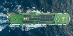 COSCO спустил на воду автовоз Yuan Hai Kou на СПГ и солнечной энергии