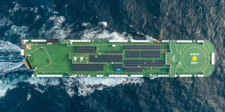 COSCO спустил на воду автовоз Yuan Hai Kou на СПГ и солнечной энергии
